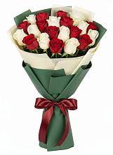 Букет Микс из красных и белых роз в Икше