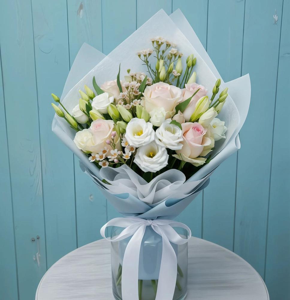 Букет цветов из: Розы и Лизиантусы в Икше