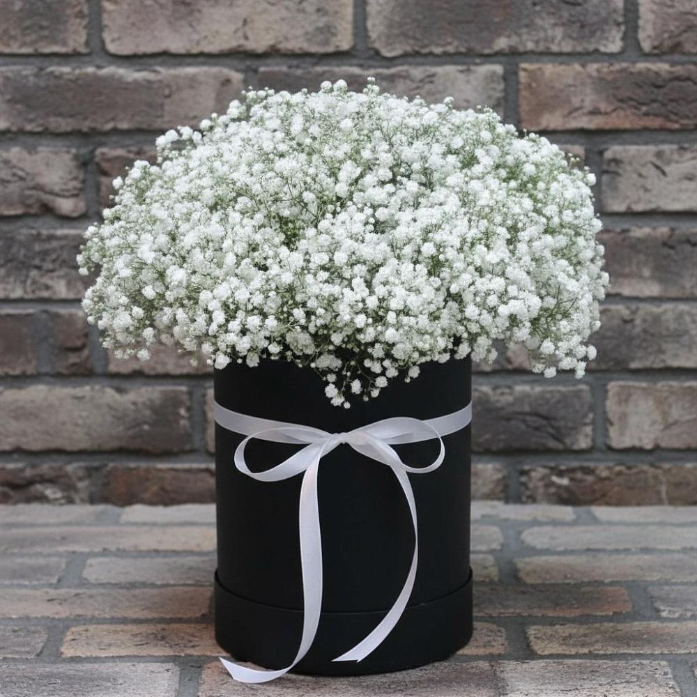 Цветочная композиция из Гипсофила в шляпной коробке в Икше