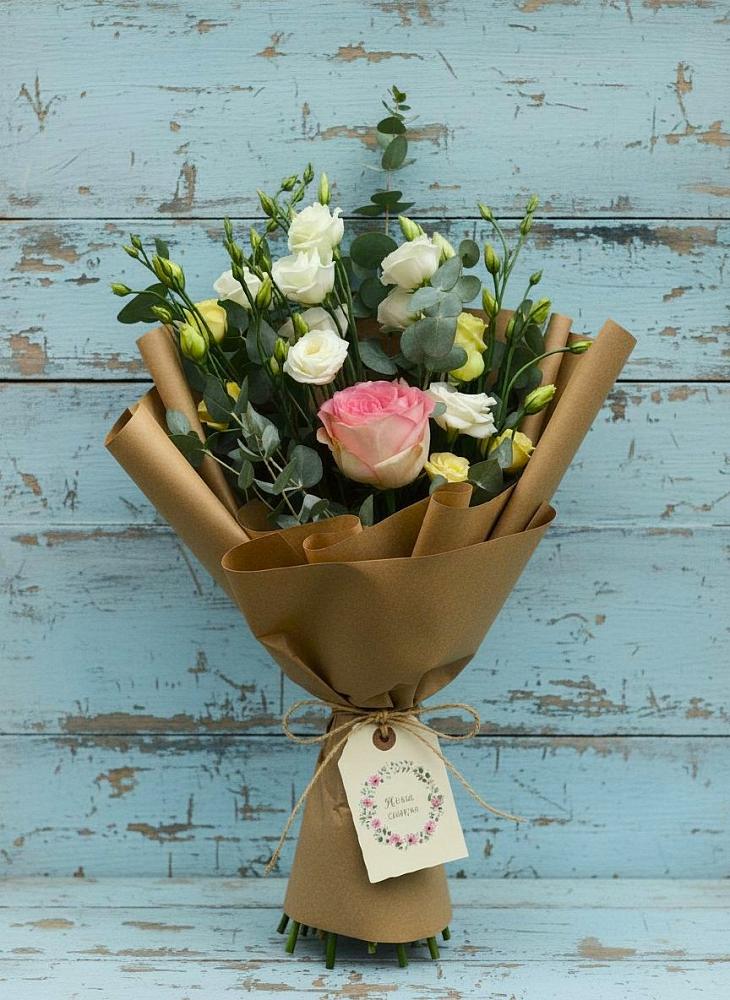 Букет цветов из: Розы и Лизиантусы в Икше