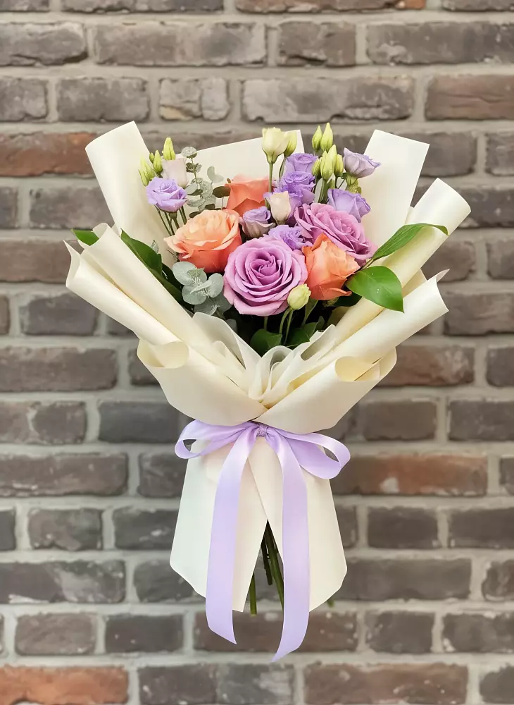 Букет цветов из: Лизиантусы и Розы в Икше