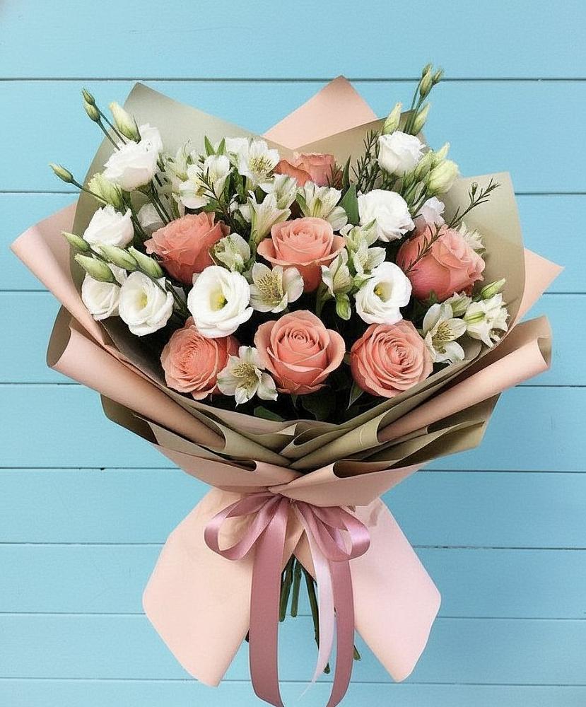 Букет цветов из: Розы, Альстромерии и Лизиантусы в Икше
