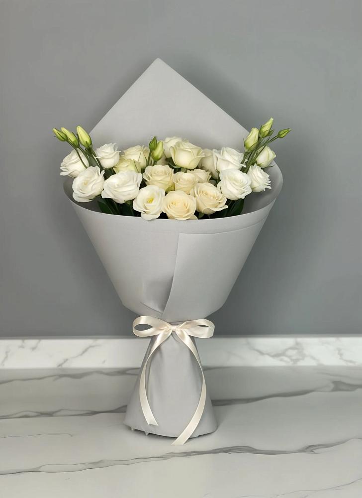 Букет цветов из: Розы и Лизиантусы в Икше