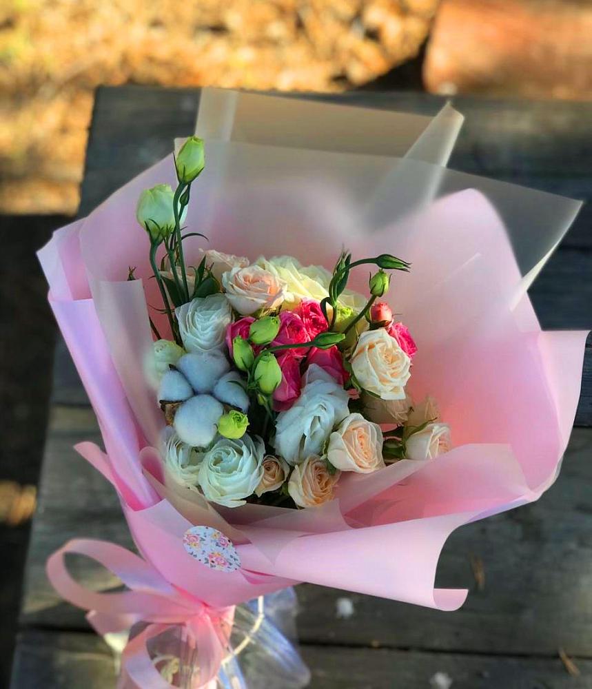 Букет цветов из: Розы и Лизиантусы в Икше