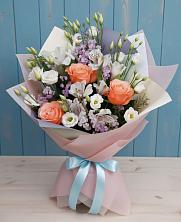 Букет цветов из:  Лизиантусы, Розы, Альстромерии и Гипсофила в Икше