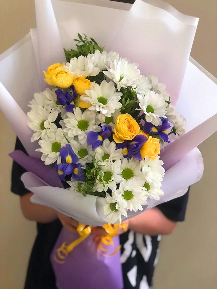 Букет цветов из: Ирисы, Хризантемы и Розы в Икше