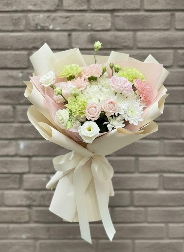 Букет цветов из: Гвоздики, Розы, Лизиантусы и Хризантемы в Икше