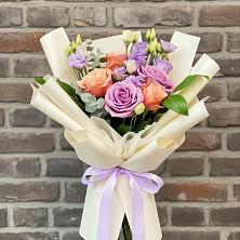 Букет цветов из:  Лизиантусы и Розы в Икше