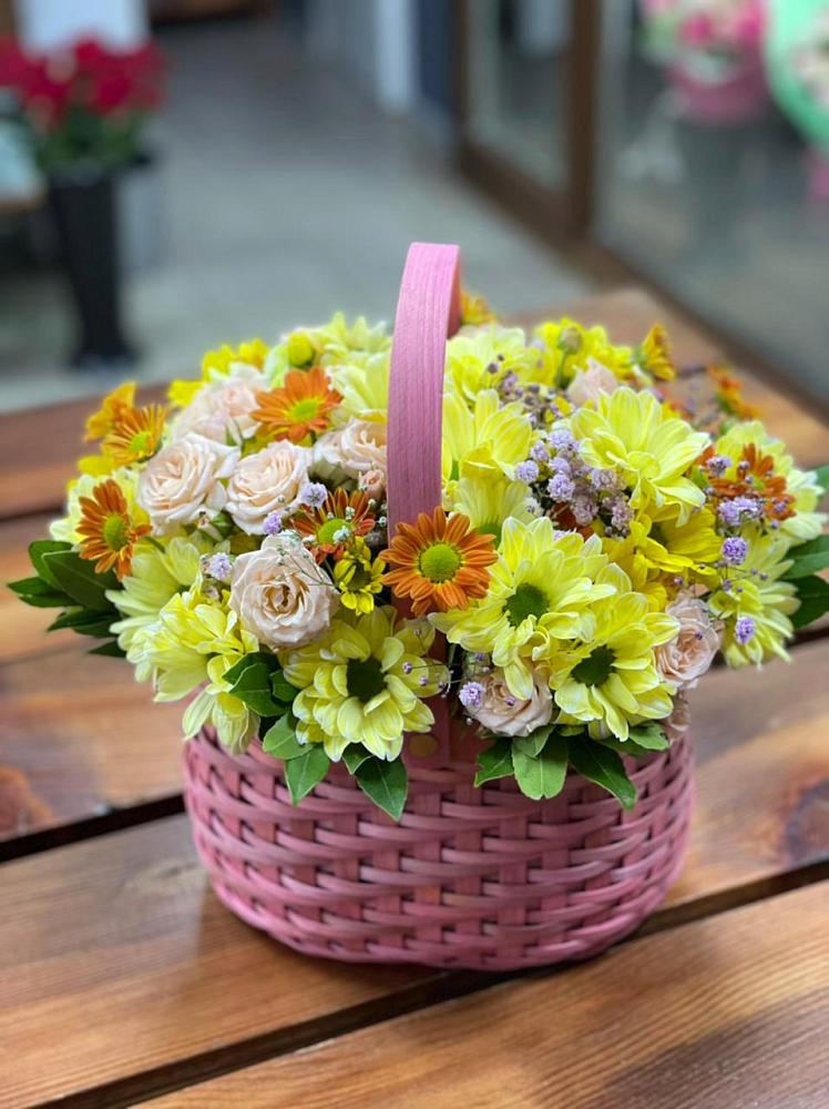 Цветочная композиция из Хризантемы и Розы в корзине в Икше