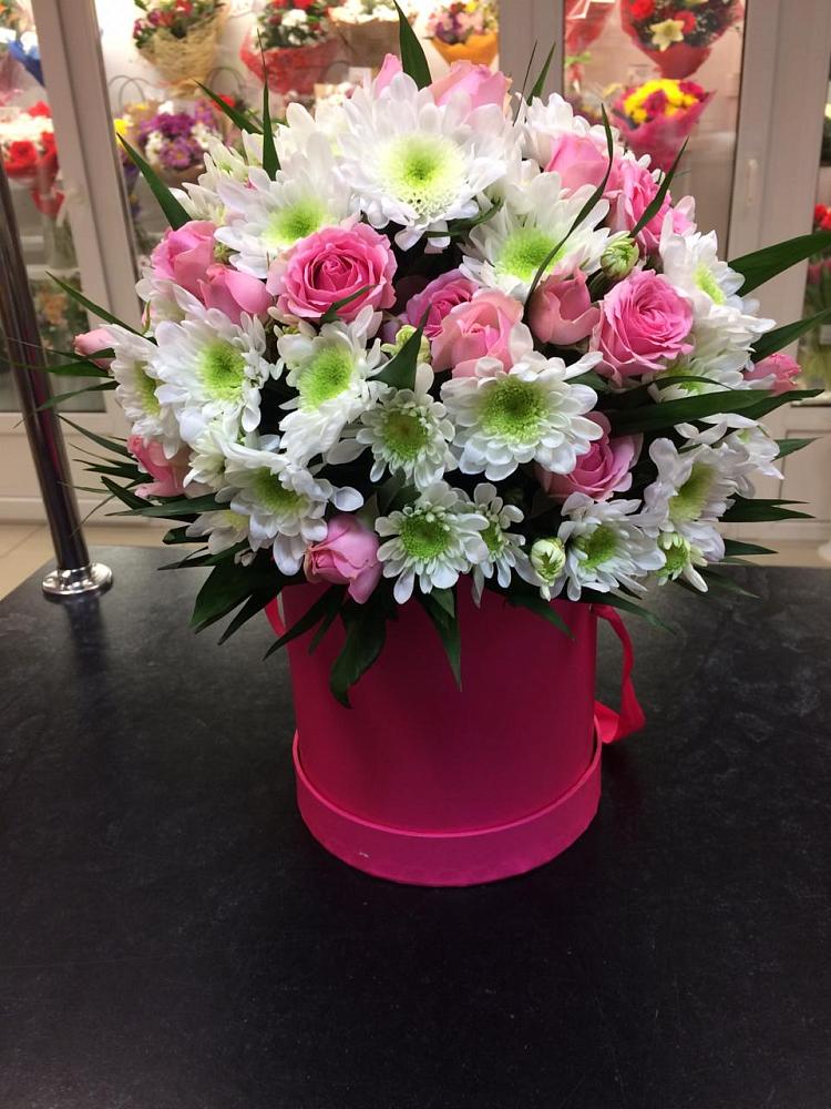 Цветочная композиция из Розы и Хризантемы в шляпной коробке в Икше