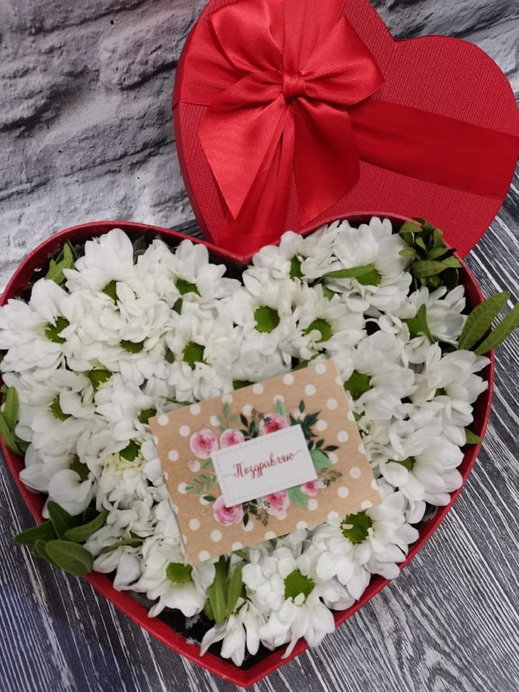 Цветочная композиция из Хризантемы в виде сердца в Икше