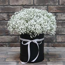 Цветочная композиция из Гипсофила в шляпной коробке в Икше