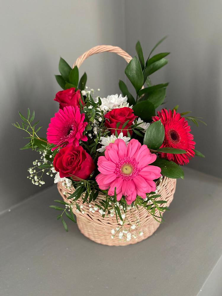 Цветочная композиция из Розы, Хризантемы и Герберы в корзине в Икше