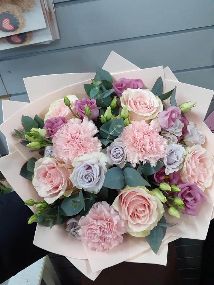 Букет цветов из: Розы, Гвоздики и Лизиантусы в Икше