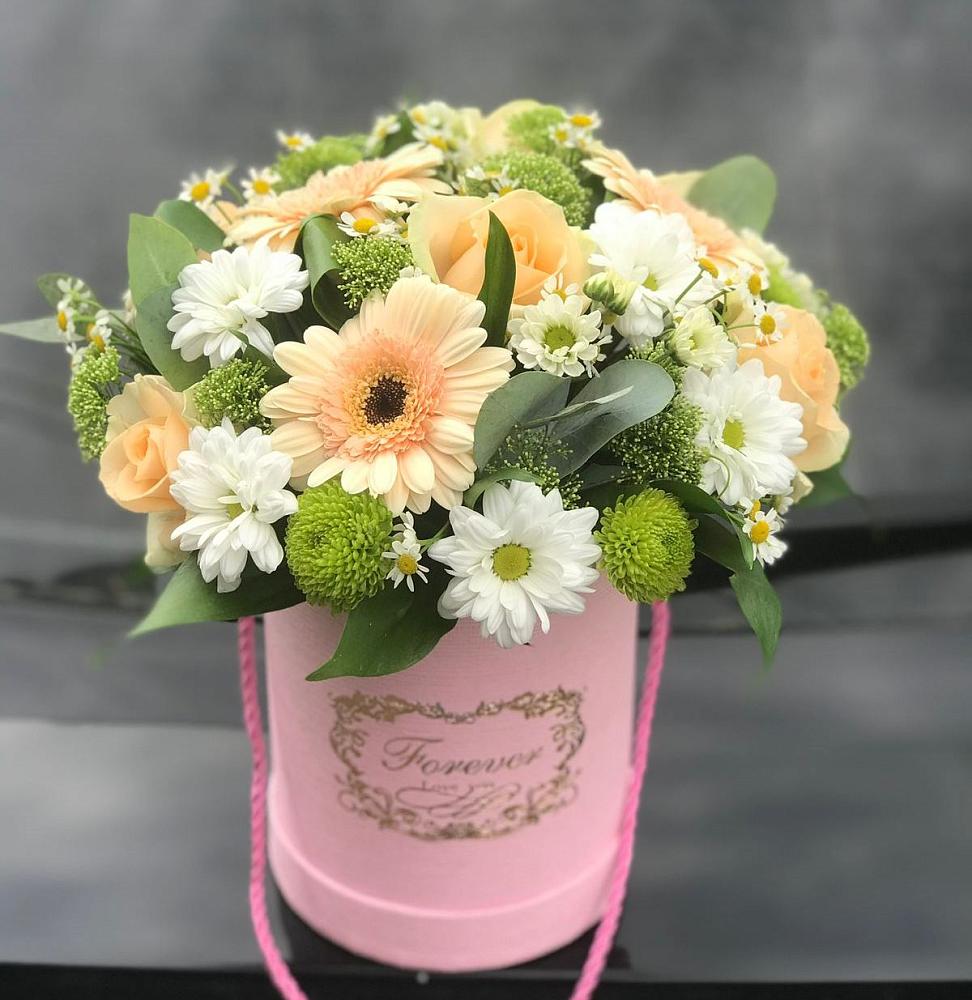 Цветочная композиция из Розы, Герберы и Хризантемы в шляпной коробке в Икше