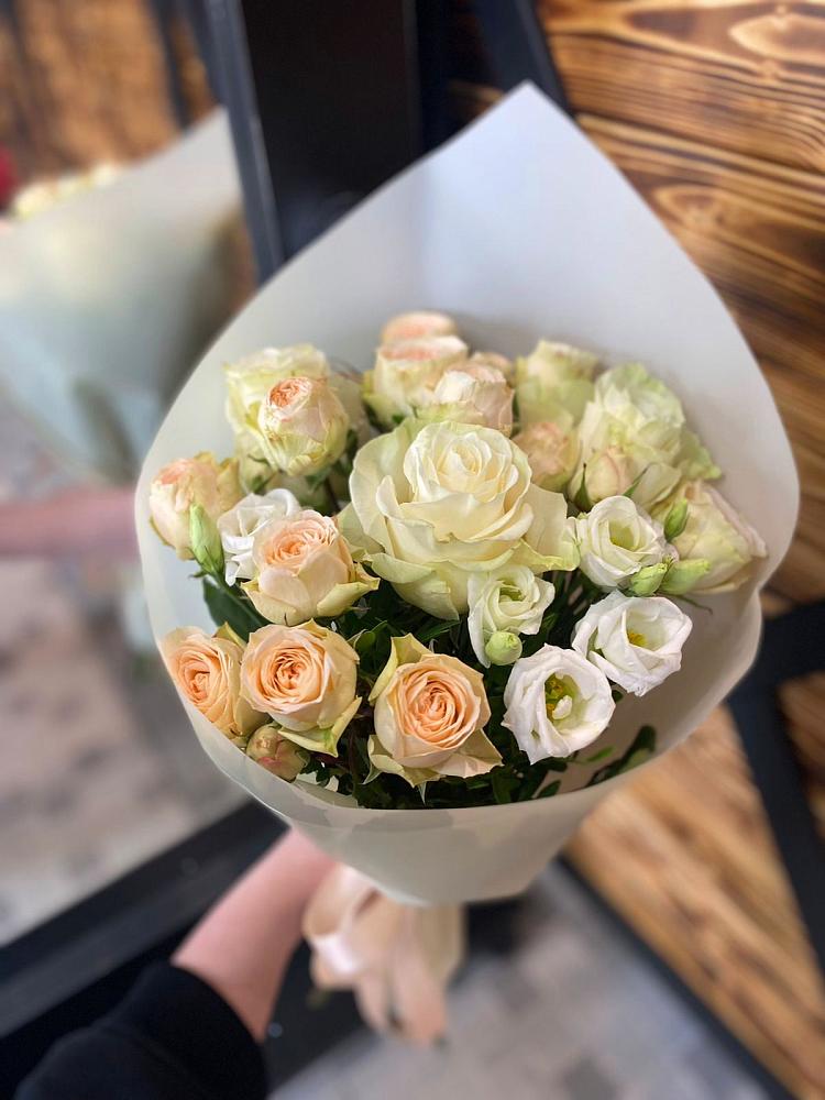 Букет цветов из: Розы и Лизиантусы в Икше