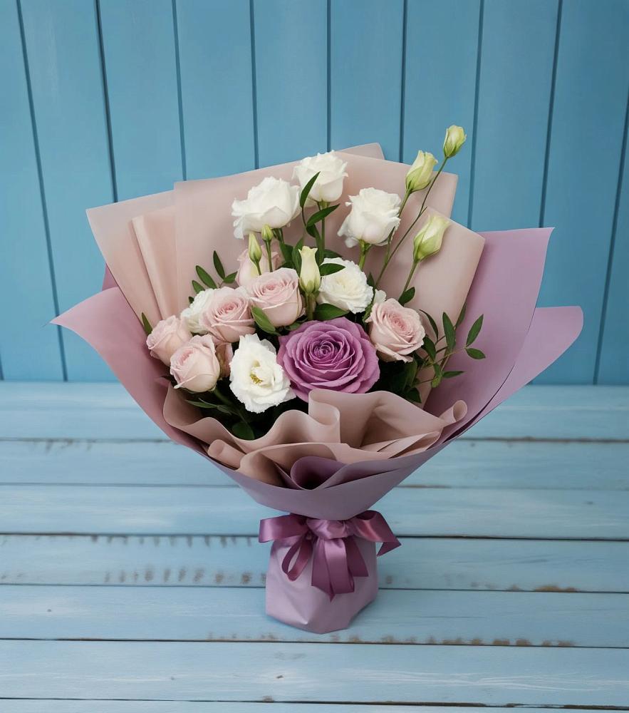 Букет цветов из: Розы и Лизиантусы в Икше